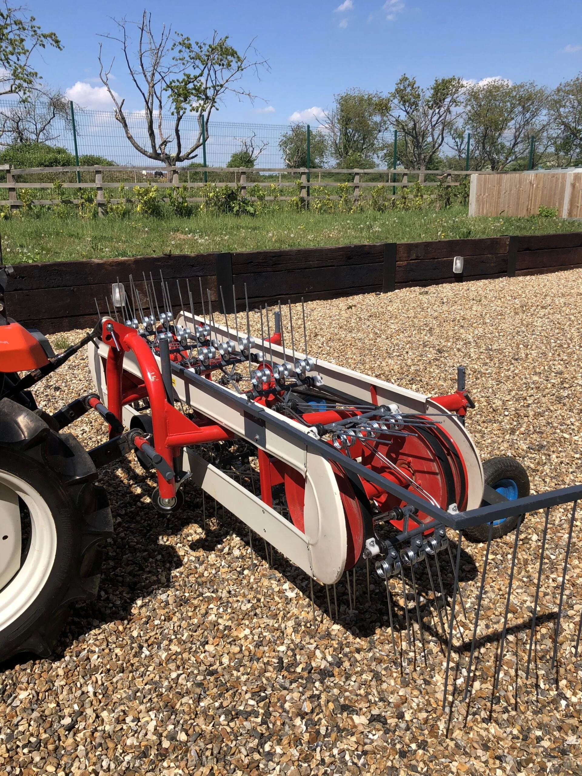 Hay turning spreading machine