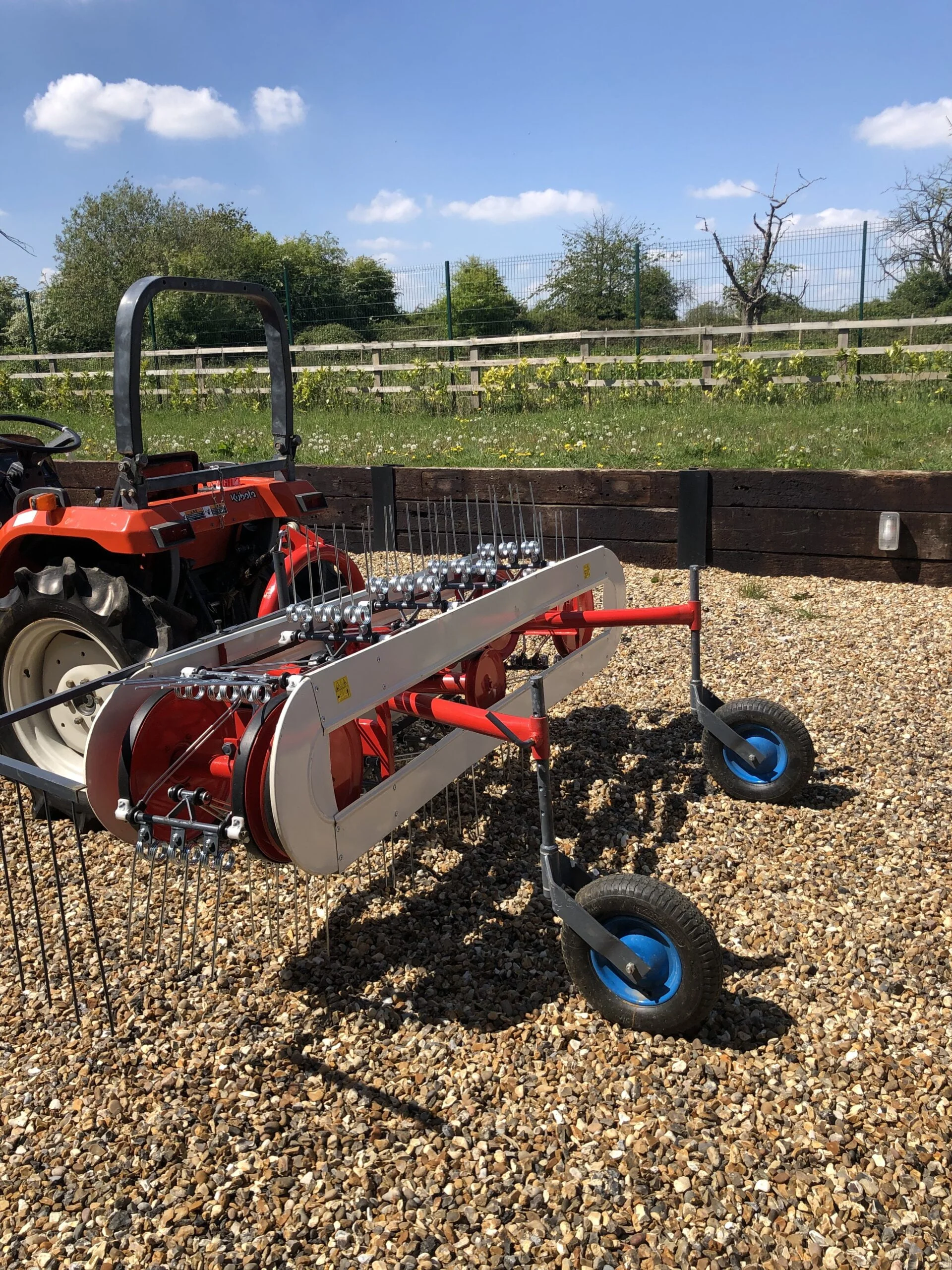 Hay turning spreading machine