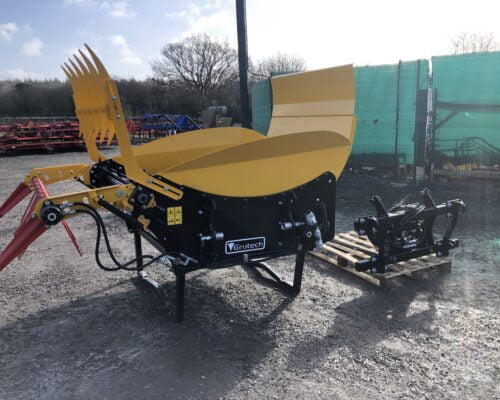 bale unroller and straw bedder