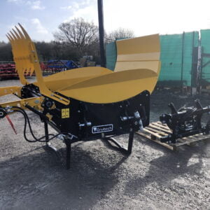 bale unroller and straw bedder